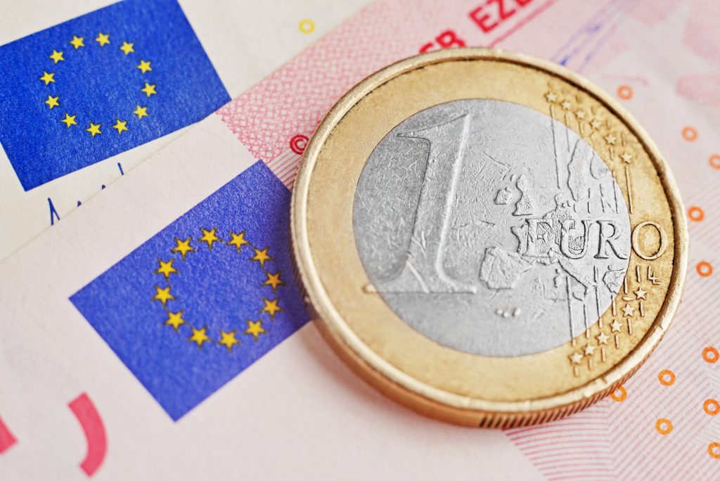 Obrazek przedstawiający monety i banknoty w walucie euro